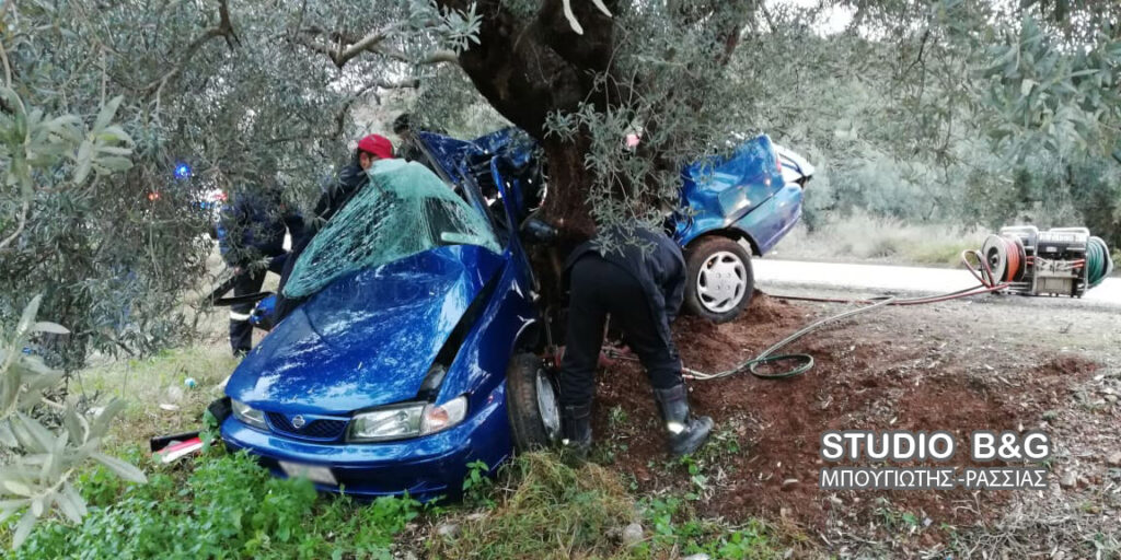 Αργολίδα: ΙΧ ξέφυγε της πορείας του και «καρφώθηκε» σε δέντρο – Νεκρός ο οδηγός, δύο τραυματίες