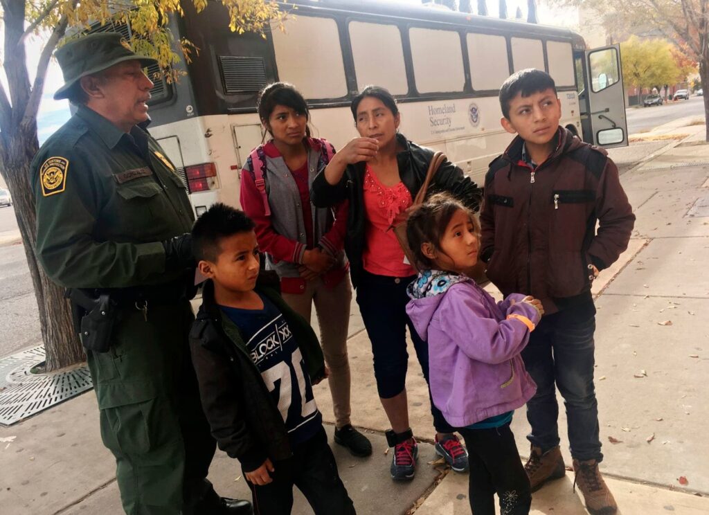 ΗΠΑ: Επτάχρονη μετανάστρια πέθανε από αφυδάτωση – Ήταν υπό κράτηση με τον πατέρα της