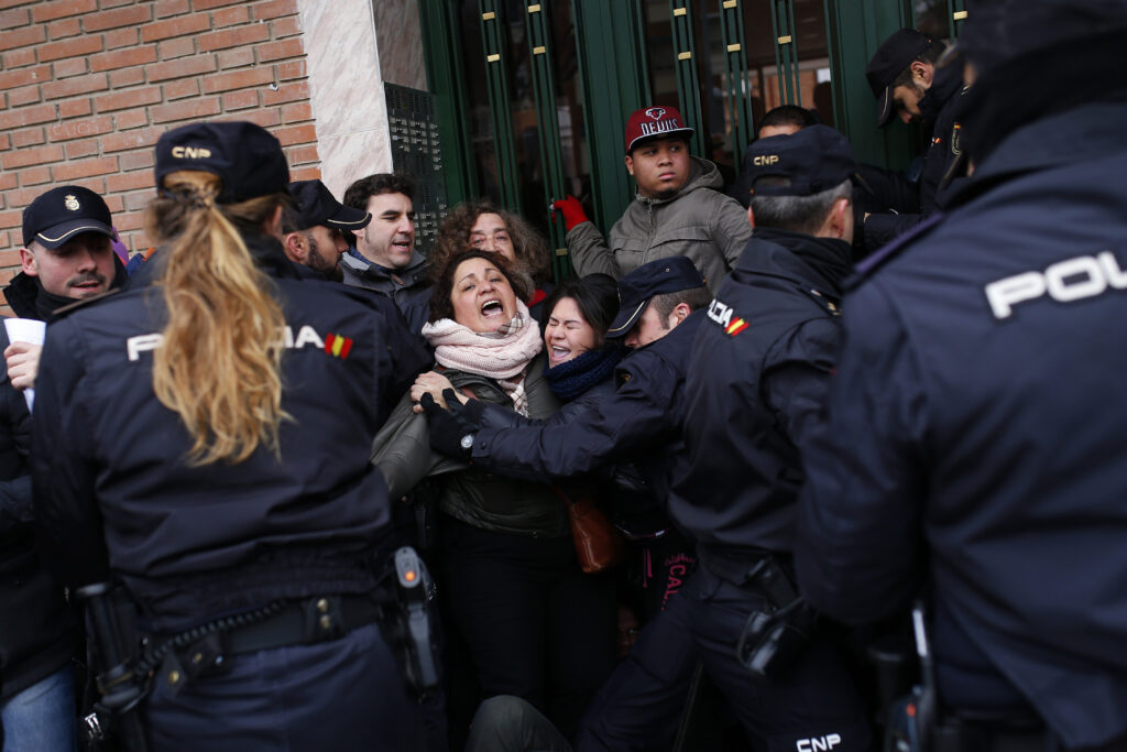 Ισπανία: Διέταξαν έξωση ξημερώματα για να μην αποτραπεί από κινητοποιήσεις