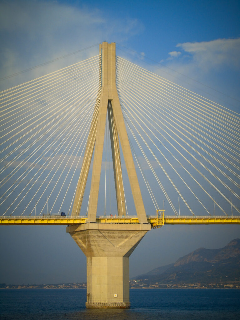 Aπείλησε να πέσει στη θάλασσα από την Γέφυρα Ρίου-Αντιρρίου (Photos)