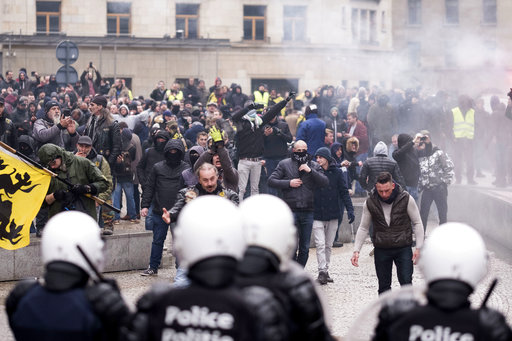 Bέλγιο: Άγριες συγκρούσεις εθνικιστών-αστυνομίας κατά Συμφώνου ΟΗΕ για Μετανάστευση (Photos+Video)