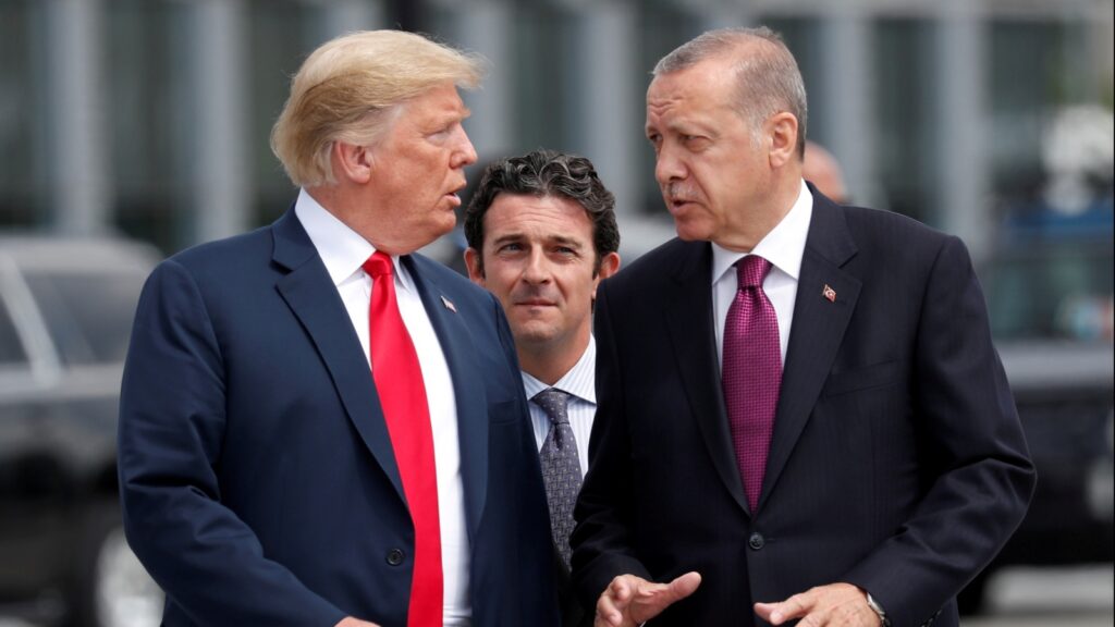 Τσαβούσογλου: Ο Τραμπ υποσχέθηκε στον Ερντογάν το «κεφάλι» του Γκιουλέν