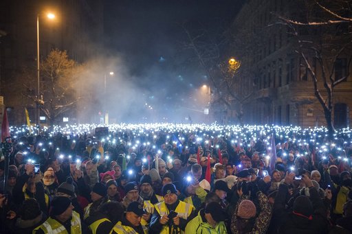 Χιλιάδες διαδηλωτές στην Ουγγαρία με σύνθημα «Καλά Χριστούγεννα κ. Όρμπαν»!