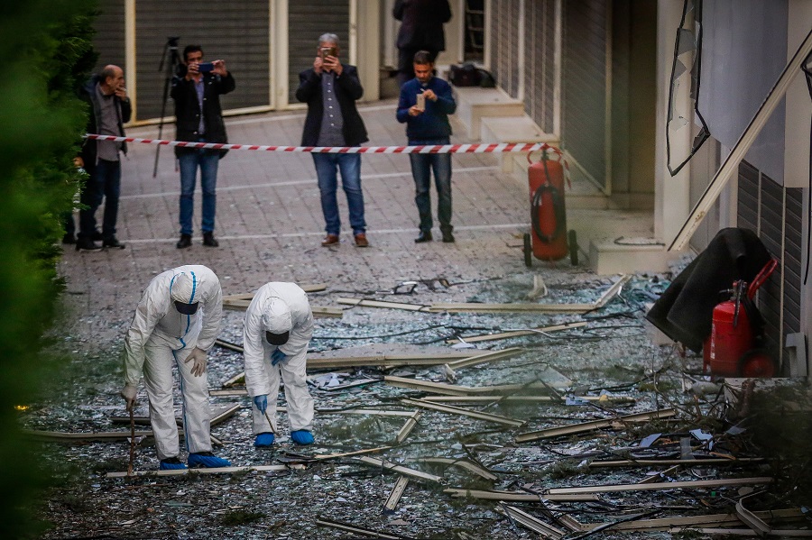 Επίθεση με βόμβα στον ΣΚΑΪ – «Τραυματίζει τη δημοκρατία» είπε η Γεροβασίλη που πήγε στο σημείο (Video & Photos)