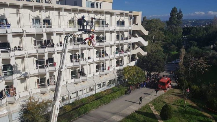 Ηράκλειο: Ο Άγιος Βασίλης έφτασε με… γερανό στο ΠΑΓΝΗ (Video – Photos)