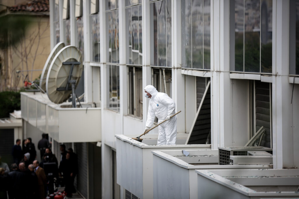 Ειδικοί για βόμβα στο ΣΚΑΪ: «Πρόκειται για μια αυτοσχέδια νάρκη που στόχευε σαν μικρό κανόνι»