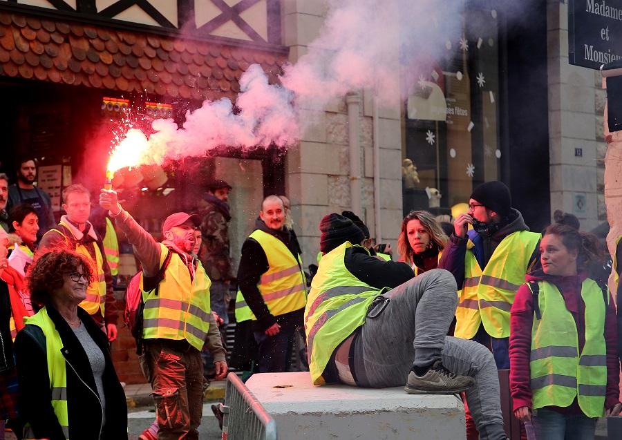 Τα «κίτρινα γιλέκα» πυρπόλησαν διόδια – Επικυρώθηκε το «πάγωμα» στους φόρους