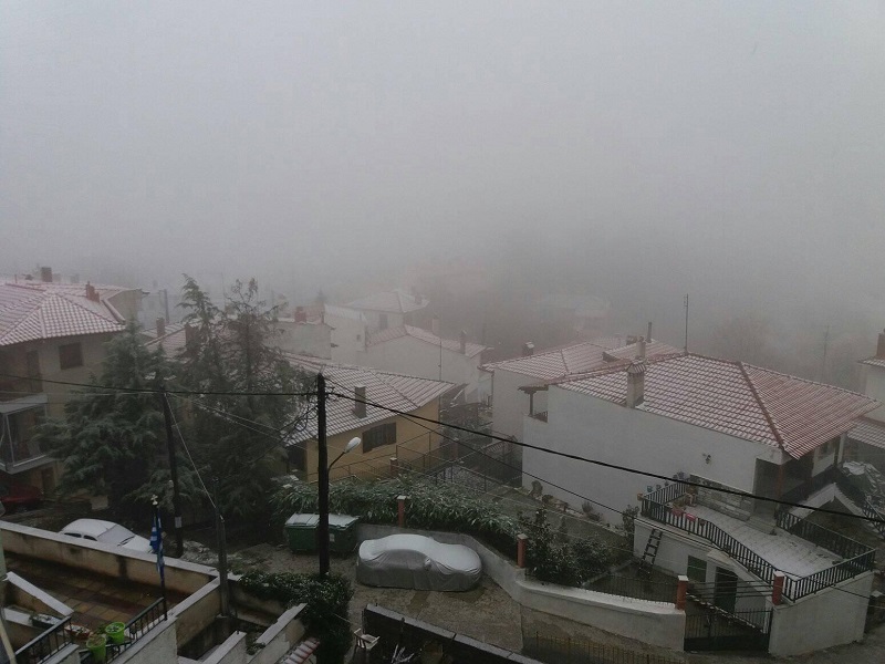 Χιονίζει στη Θεσσαλονίκη – Ποιες περιοχές έχουν «ντυθεί» στα λευκά (Video – Photos)