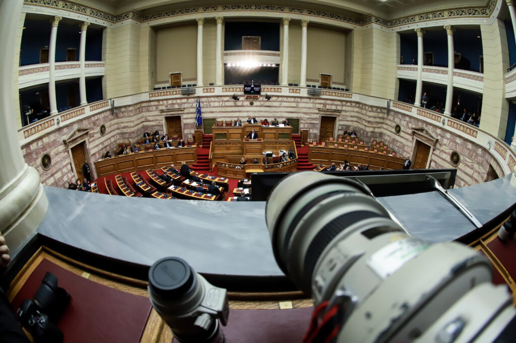 Στιγμιότυπα από ψήφιση του προϋπολογισμού: Τα «πηγαδάκια» των βουλευτών και η κούραση (Photos)