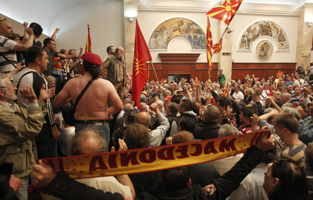 ΠΓΔΜ: Αμνηστία με εξαιρέσεις για τα βίαια επεισόδια στη Βουλή τον Απρίλιο του 2017