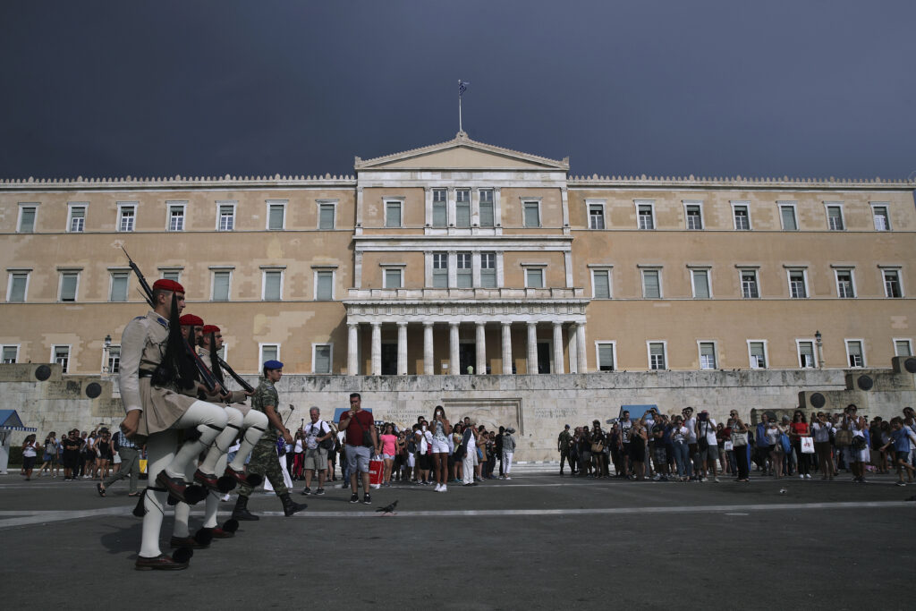 Le Monde για προϋπολογισμό: Μετά από οκτώ χρόνια λιτότητας η Ελλάδα ανασαίνει