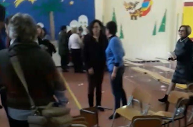 Μητέρες «πυγμάχοι» τα έκαναν «Γης Μαδιάμ» σε σχολική γιορτή (Video)
