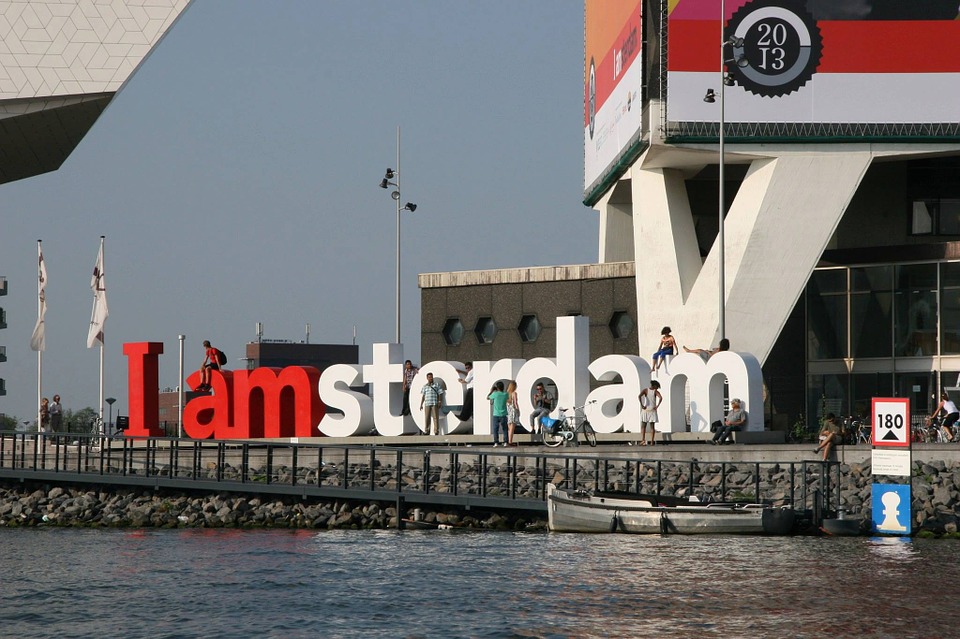 Αποκαθηλώνεται το «I amsterdam»