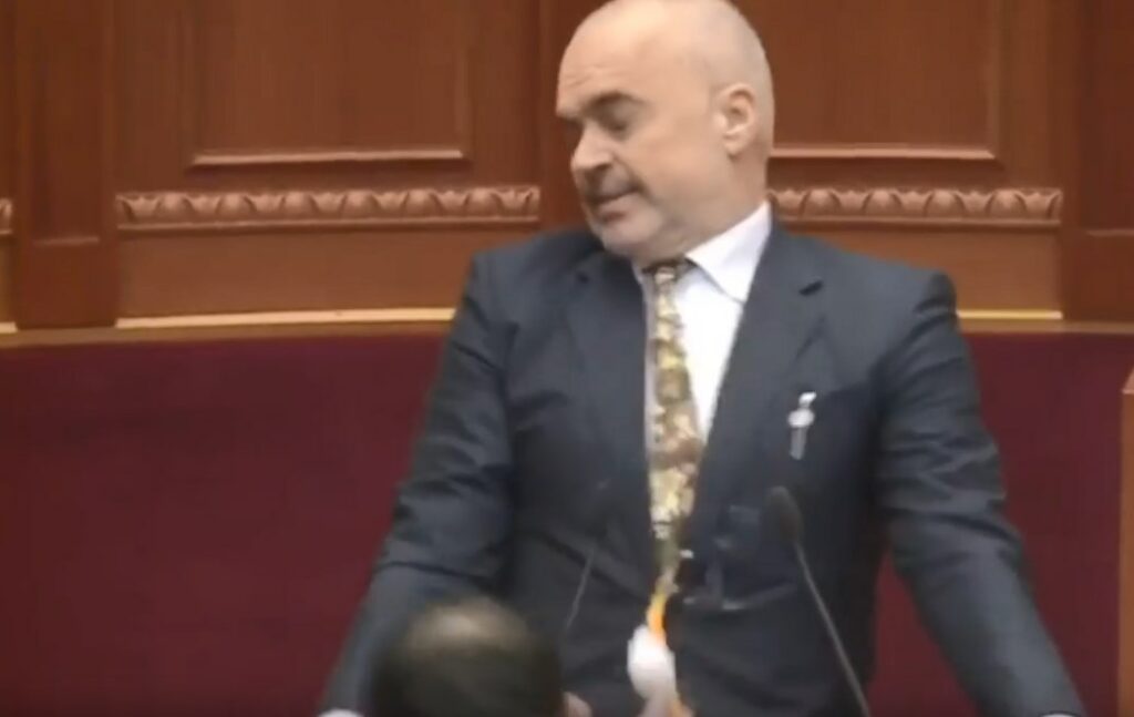 Χαμός στην αλβανική Βουλή – Πέταξαν αυγά στον Έντι Ράμα (Video)