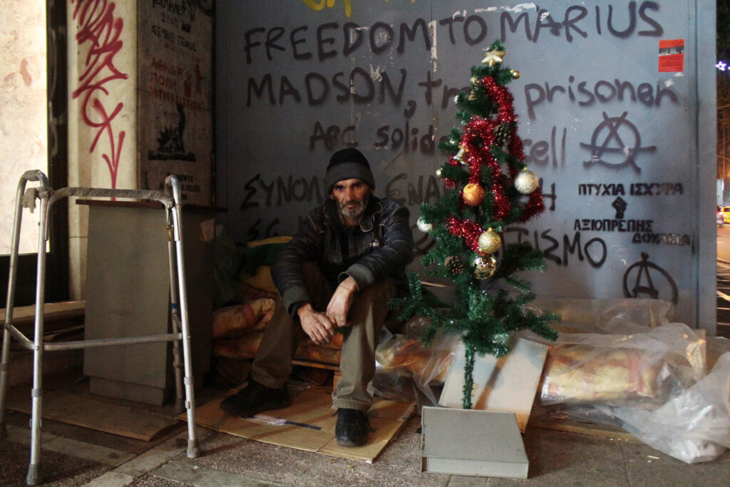 Μια αντίστροφη χριστουγεννιάτικη ιστορία: Άστεγος της Σταδίου καταγγέλλει ότι ο δήμος του πήρε το δέντρο που στόλιζε… (Video+Photos)