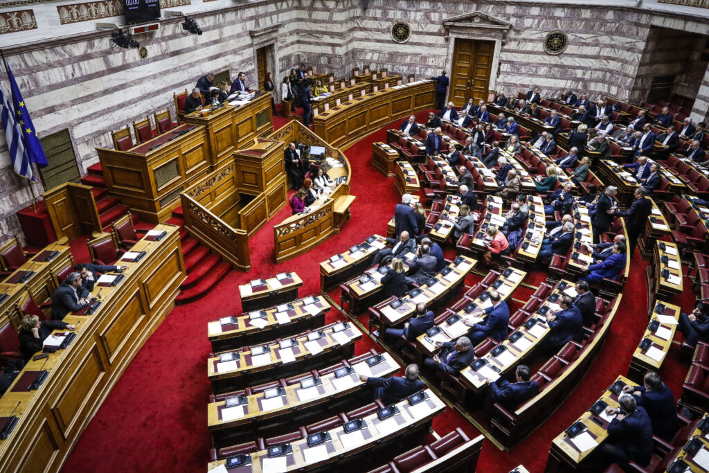 Ένταση στη Βουλή, διακοπή και παρτίδα σκάκι Βούτση – Μητσοτάκη