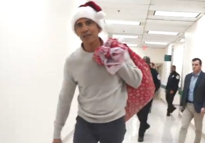 Ο Ομπάμα ντύθηκε Άγιος Βασίλης και έκανε έκπληξη σε παιδιά σε νοσοκομείο (Video)