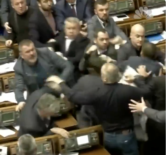 Άγριο ξύλο στην ουκρανική Βουλή – Έπεσαν κλοτσιές και μπουνιές (Video)