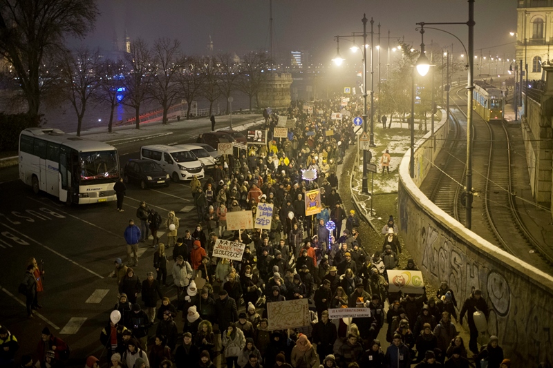 Χιλιάδες Ούγγροι στους δρόμους της Βουδαπέστης κατά του «νόμου της δουλείας» του Ορμπάν