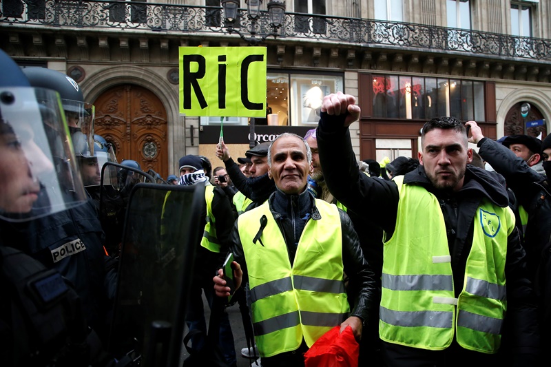 Γαλλία: θανατηφόρο τροχαίο σε παρακαμπτήρια οδό που είχαν αποκλείσει διαδηλωτές των «κίτρινων γιλέκων»