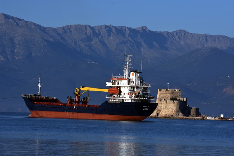 Πλοίο με λιπάσματα προσάραξε στο λιμάνι του Ναυπλίου