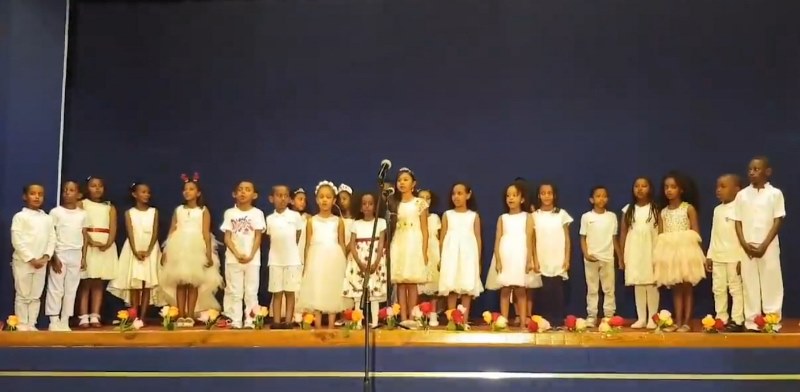 Συγκινητικό video: Μαθητές του ελληνικού σχολείου της Αντίς Αμπέμπα τραγουδούν τα κάλαντα