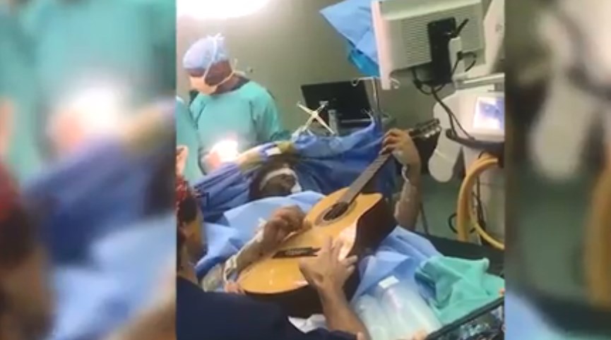 Νότια Αφρική: Μουσικός της τζαζ παίζει  κιθάρα όσο οι γιατροί αφαιρούν όγκο από τον εγκέφαλο του (video)
