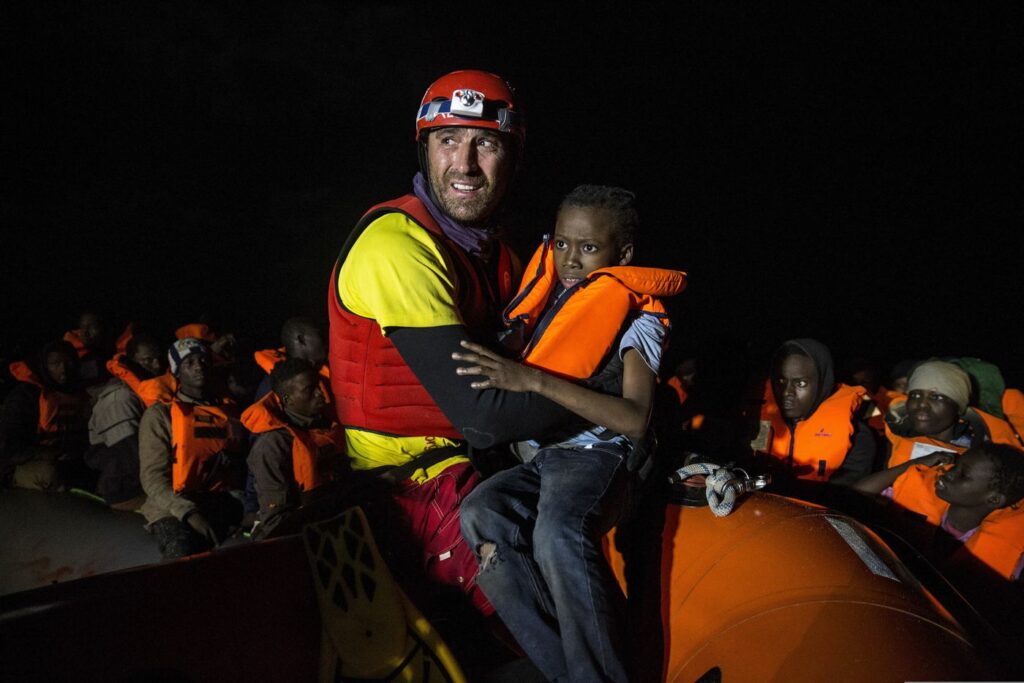 Oι Ισπανοί δίνουν «πράσινο φως» σε πλοίο με 310 μετανάστες, ο Σαλβίνι τρώει… τορτελίνια (Photo)