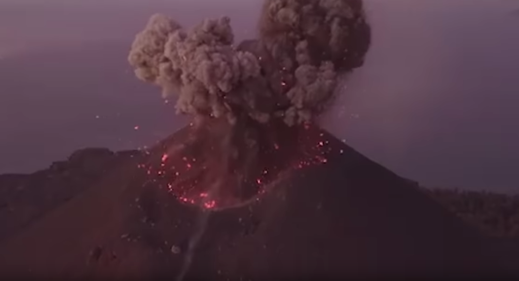 Απίστευτο βίντεο: Η στιγμή της έκρηξης του ηφαιστείου στην Ινδονησία (Video)