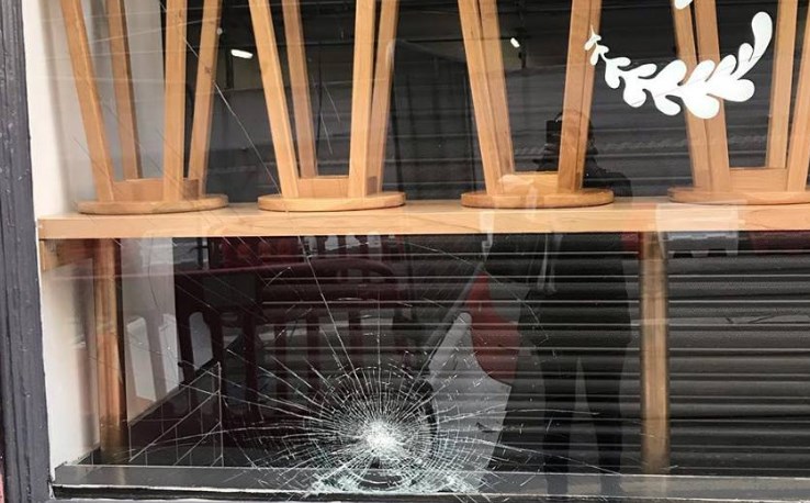 Ρατσιστική επίθεση σε ελληνικό εστιατόριο στο Μπέρμιγχαμ (Photos)