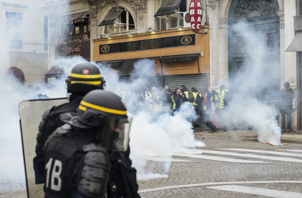 Έξι άτομα ξυλοκοπούν διαδηλωτή στη Γαλλία – Χτυπούν «στο ψαχνό» με τα γκλοπ τους (Video)