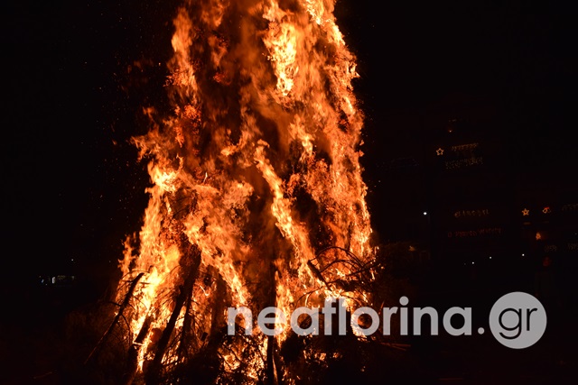 Μαγικές εικόνες από τη Φλώρινα – Αναβίωσε το εντυπωσιακό έθιμο με τις φωτιές (Video – Photos)