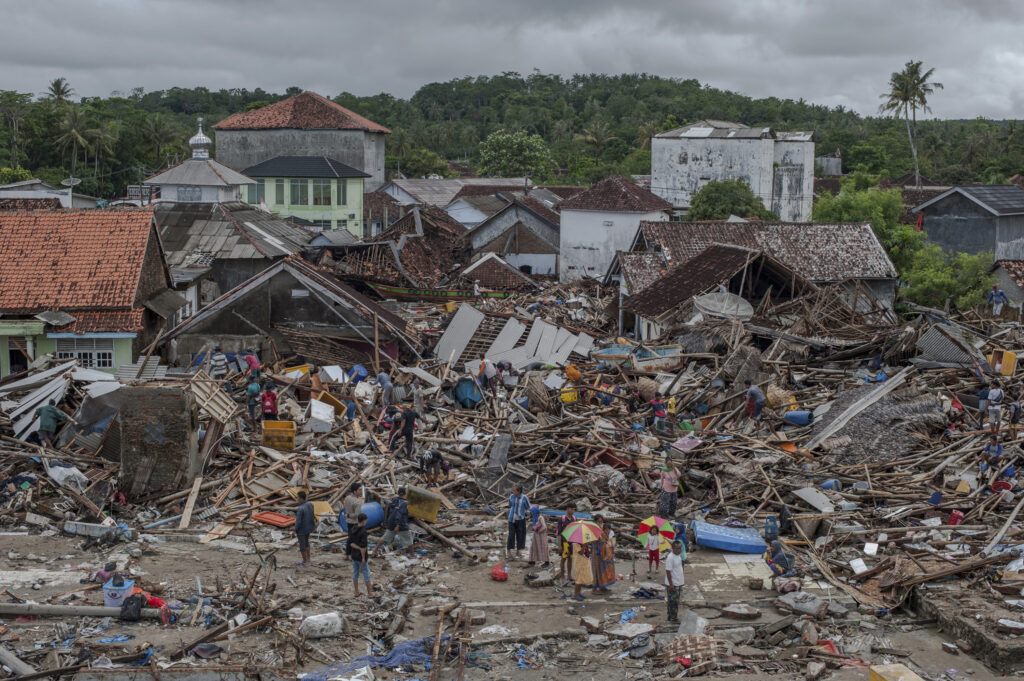 Στους 373 οι νεκροί στην Ινδονησία  – Φόβοι και για νέο τσουνάμι (Photos-Videos)