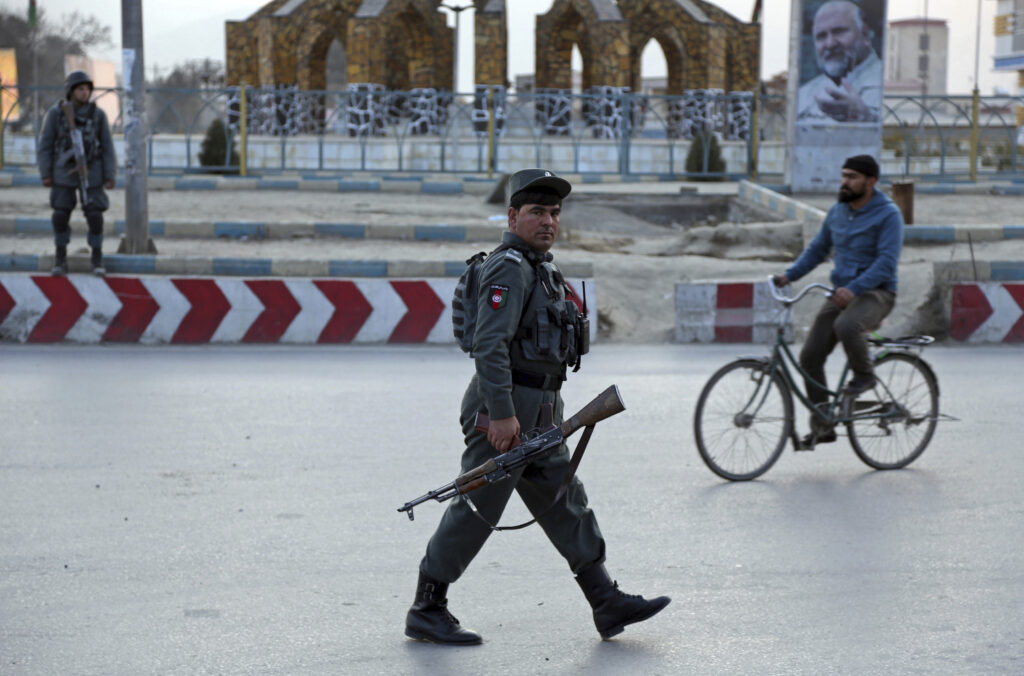 Ένοπλοι κρατούν ομήρους σε κυβερνητικό κτίριο στην Καμπούλ – Τουλάχιστον 4 νεκροί