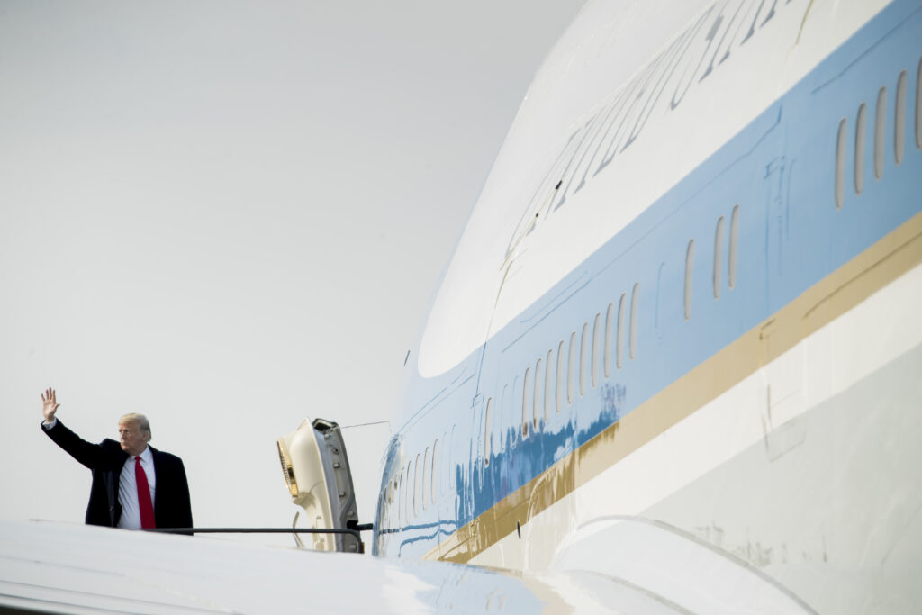 Μυστήριο με το Air Force One – «Εθεάθη» να πετά πάνω από την Ευρώπη χωρίς τον Τραμπ (Photo)