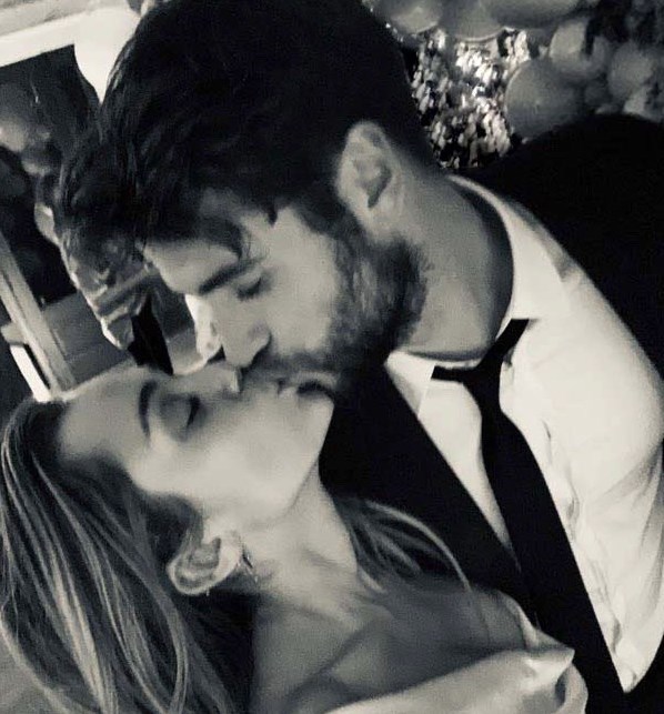 Η Miley Cyrus «παρουσίασε» τον κρυφό γάμο με τον Liam Hemsworth (Photos)