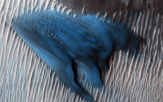 Η μαγευτική φωτογραφία της NASA από τον μπλε αμμόλοφο στον Άρη (Photos)