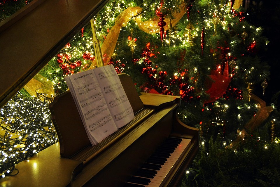 Εορταστικά τραγούδια μόνον με πιάνο! (Video)