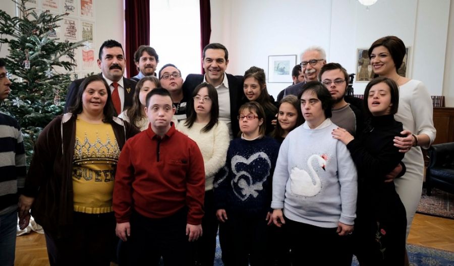 Πρωτοχρονιάτικα κάλαντα σε Τσίπρα και Νοτοπούλου από παιδιά του Συλλόγου Συνδρόμου Down