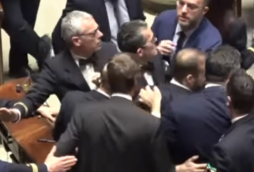Άναψαν τα αίματα στην ιταλική Βουλή – Βουλευτές παραλίγο να έρθουν στα χέρια (Video)