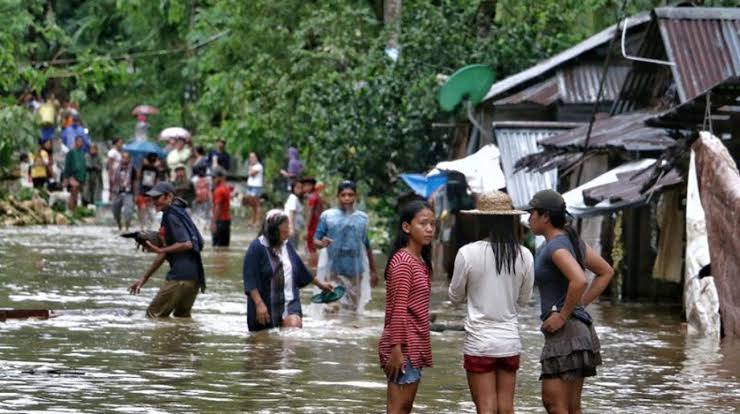 Απέραντος θρήνος στις Φιλιππίνες: Τουλάχιστον 50 νεκροί από την τροπική καταιγίδα Ουσμάν (Video)