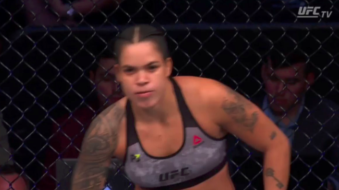UFC 232: Η Amanda Nunes έγραψε ιστορία και νίκησε την Cris Cyborg σε 51 δευτερόλεπτα (Video)