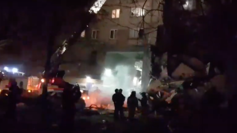 Ρωσία: Τραγωδία νε νεκρούς – Κατέρρευσε δεκαόροφη πολυκατοικία από έκρηξη φυσικού αερίου (Video)