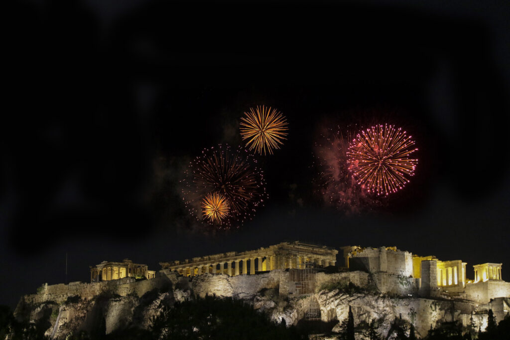 Αλλαγή χρόνου στο Θησείο με μουσική και βεγγαλικά