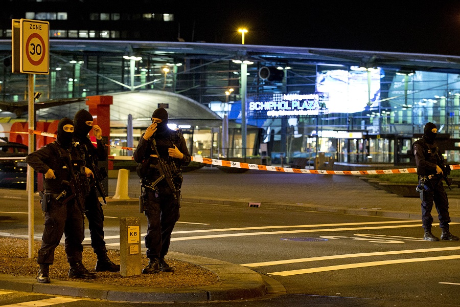 Αναστάτωση στο αεροδρόμιο του Άμστερνταμ: Άνδρας ισχυρίστηκε ότι είχε βόμβα – Συνελήφθη από τις αρχές