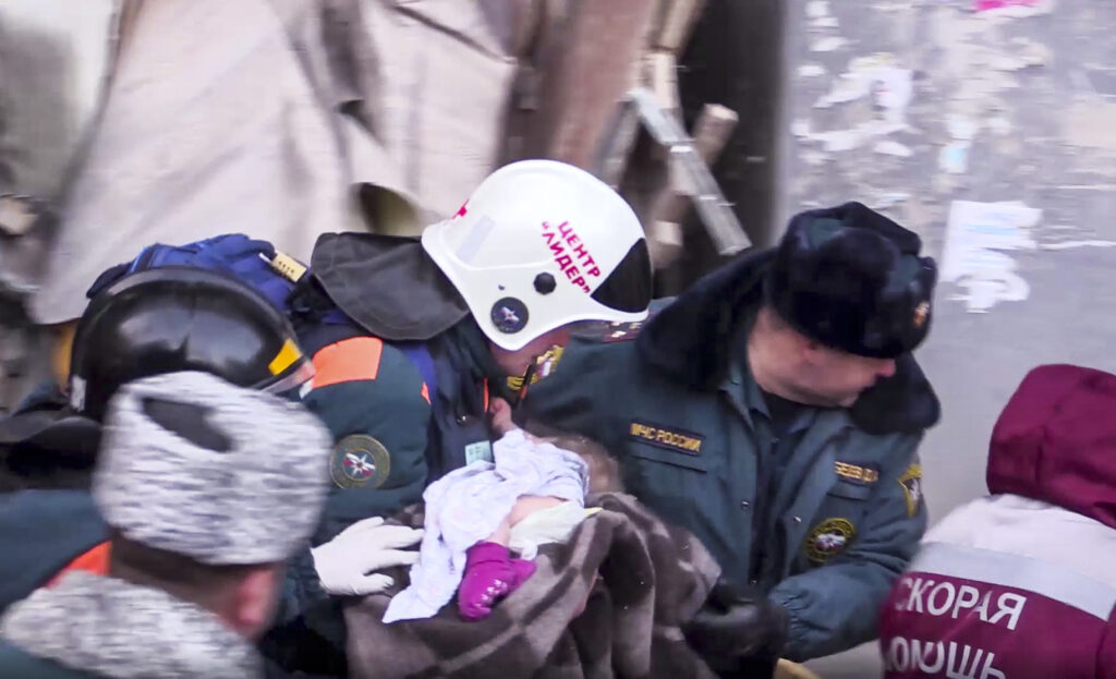 Ρωσία: Βρήκαν ζωντανό βρέφος 10 μηνών στα ερείπια του συγκροτήματος που κατέρρευσε! (Photos + Video)