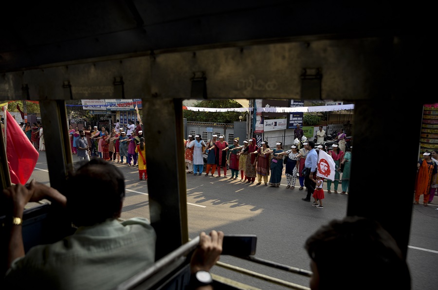 Ινδία: Χιλιάδες γυναίκες σχημάτισαν τεράστια “ανθρώπινη αλυσίδα”, απαιτώντας σεβασμό στα δικαιώματά τους (Photos)