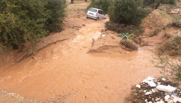 Κρήτη: Οδηγός παρ’ ολίγο να πνιγεί  – Ο δρόμος είχε γίνει ποτάμι από τη δυνατή βροχή