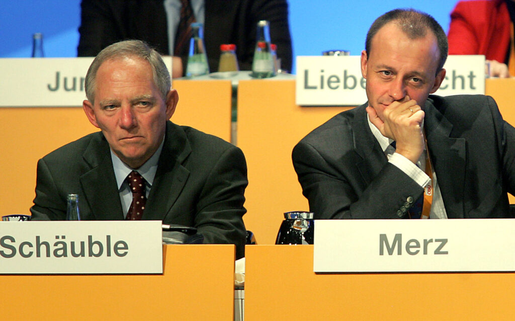 Ο Σόιμπλε δεν το βάζει κάτω:  Επιμένει στον «εκλεκτό» του παρά την απόφαση του συνεδρίου του CDU