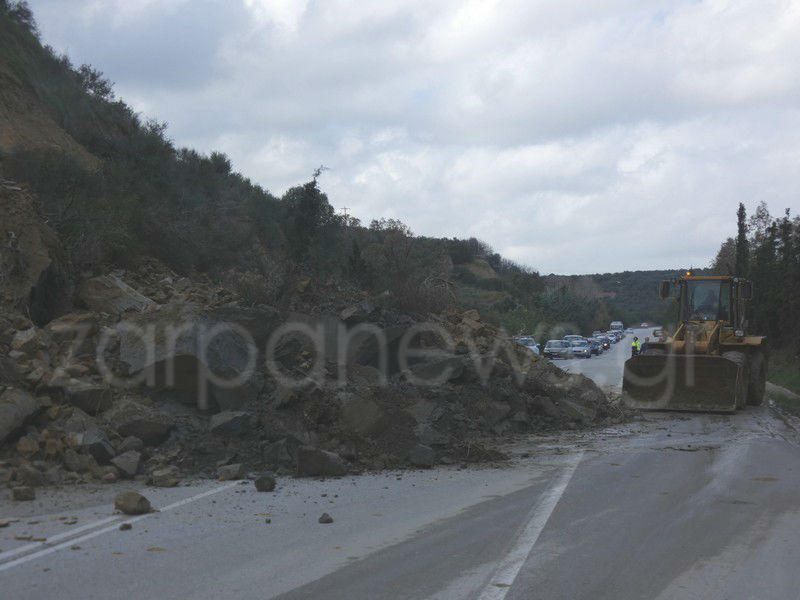 Χανιά: Κινδύνεψαν να πνιγούν από τη βροχόπτωση, τεράστια κατολίσθηση στην Ε.Ο. Χανίων – Κισσάμου (Photos – Video)